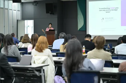‘A comforting HOME’ 비전을 청중 앞에서 발표하는 Soo & Carrots 대표의 강연 장면