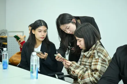 외국인 참가자들이 함께 콘텐츠·실습 과제를 진행하는 소그룹 워크숍