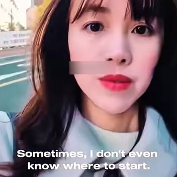 거리에서 베트남어 자막과 영어 자막을 위아래로 올린 크리에이터의 정면 토킹 장면