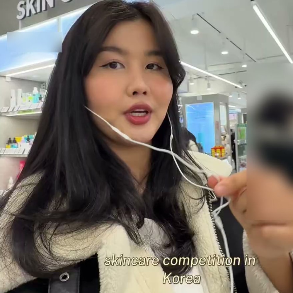 스킨케어 매대 앞에서 제품을 고르며 설명하는 중앙아시아 출신 크리에이터