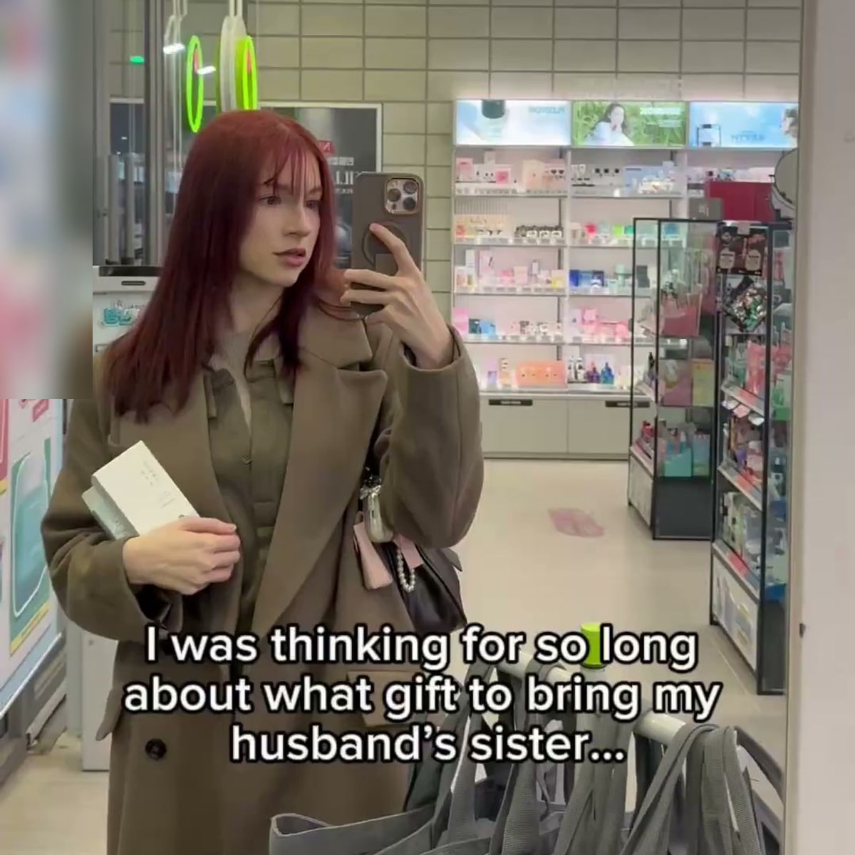 국내 매장에서 제품을 든 크리에이터가 영어 자막과 함께 촬영한 장면