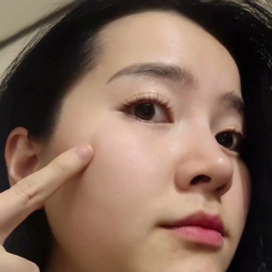 크리에이터가 손가락으로 자기 볼을 짚으며 피부 상태를 보여 주는 클로즈업 콘텐츠 컷