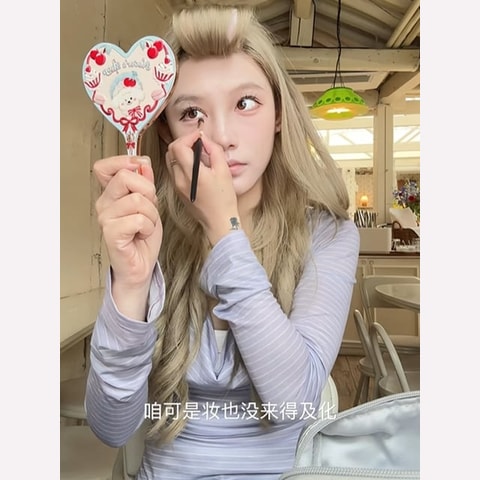 중국어 자막을 넣어 카페에서 메이크업 과정을 담은 콘텐츠 장면