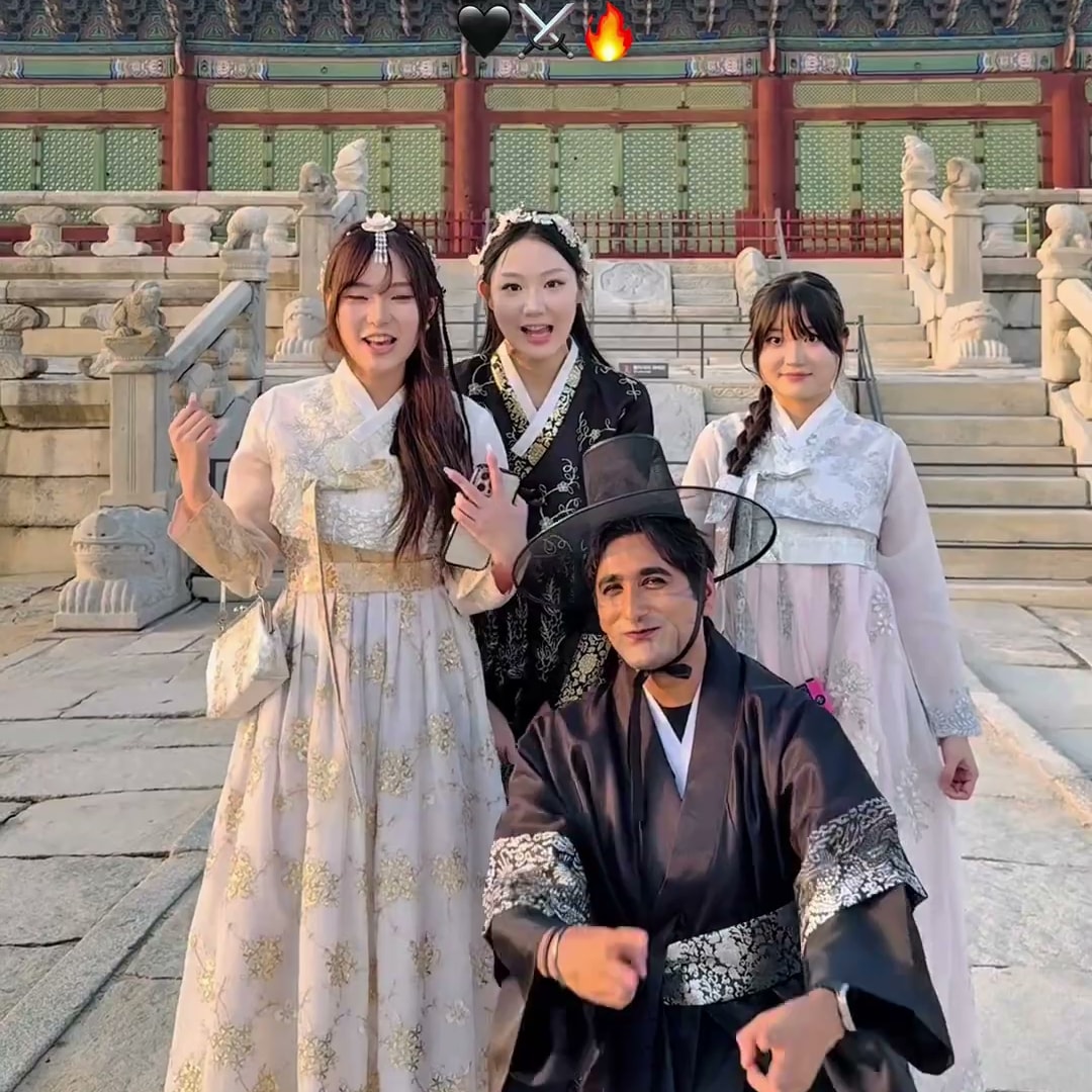 궁궐 앞 계단에서 한복을 입고 함께 포즈를 취한 네 명의 참가자
