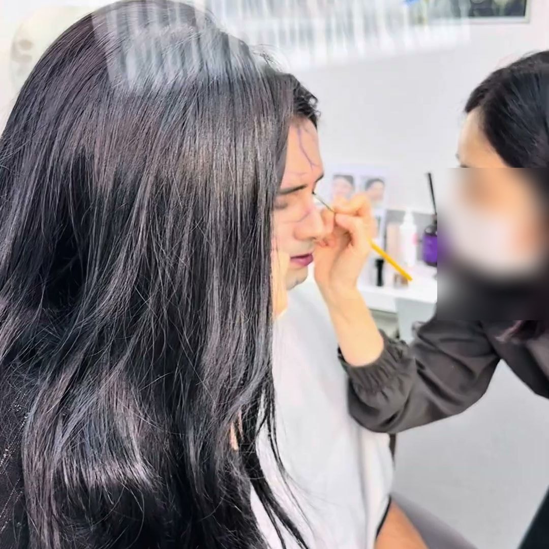 투어 시작 전 메이크업 의자에 앉아 눈 화장을 받고 있는 외국인 크리에이터