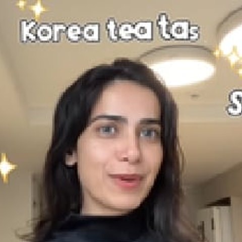 실내에서 한국 전통차를 마신 뒤 표정으로 반응을 전하는 크리에이터. 화면 위에 한국 차 시음이라는 영어 자막이 있다