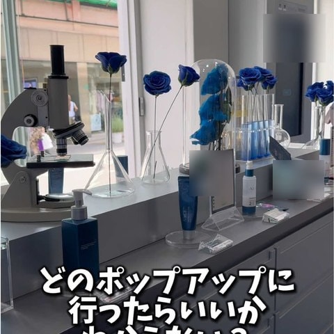 팝업 전시대를 비추는 콘텐츠 화면. 하단에 일본어 자막이 크게 얹혀 있다