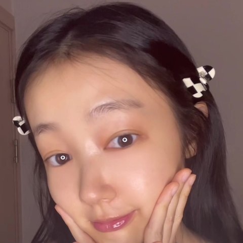 크리에이터가 카메라를 보며 이야기하는 콘텐츠 화면. 화면에 아무 문구도 떠 있지 않다