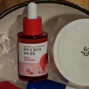 쟁반 위에 앰플과 클렌저를 얼음과 함께 올려 두고 찍은 촬영 컷