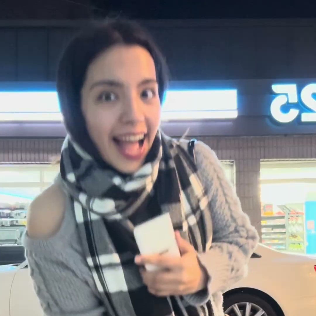 야간 거리에서 편의점 조명을 배경으로 손에 든 물건을 보여 주며 웃는 크리에이터의 콘텐츠 컷