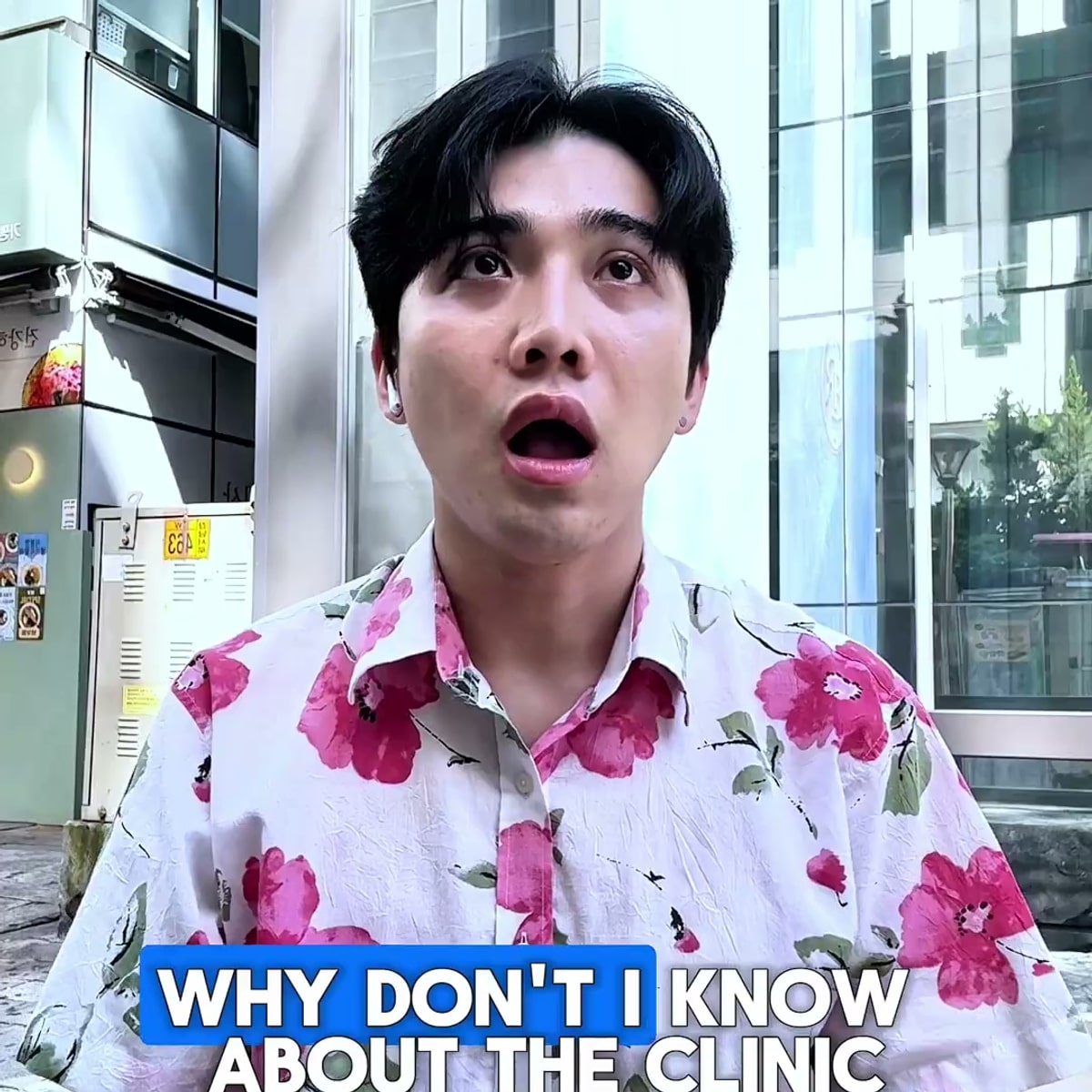 거리에서 카메라를 보며 놀란 표정으로 말하는 크리에이터와 화면 아래 영어 자막