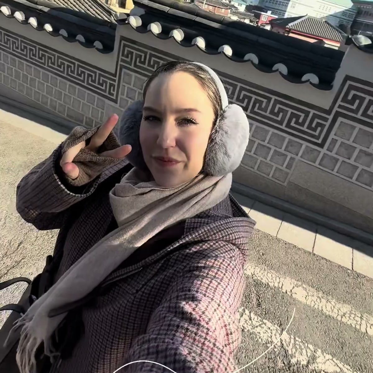 한옥 담장을 따라 난 북촌 골목에서 셀피를 찍는 크리에이터