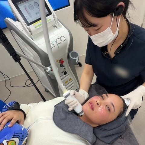국내 클리닉에서 시술을 받으며 과정을 촬영하는 아랍어권 크리에이터의 숏폼 컷