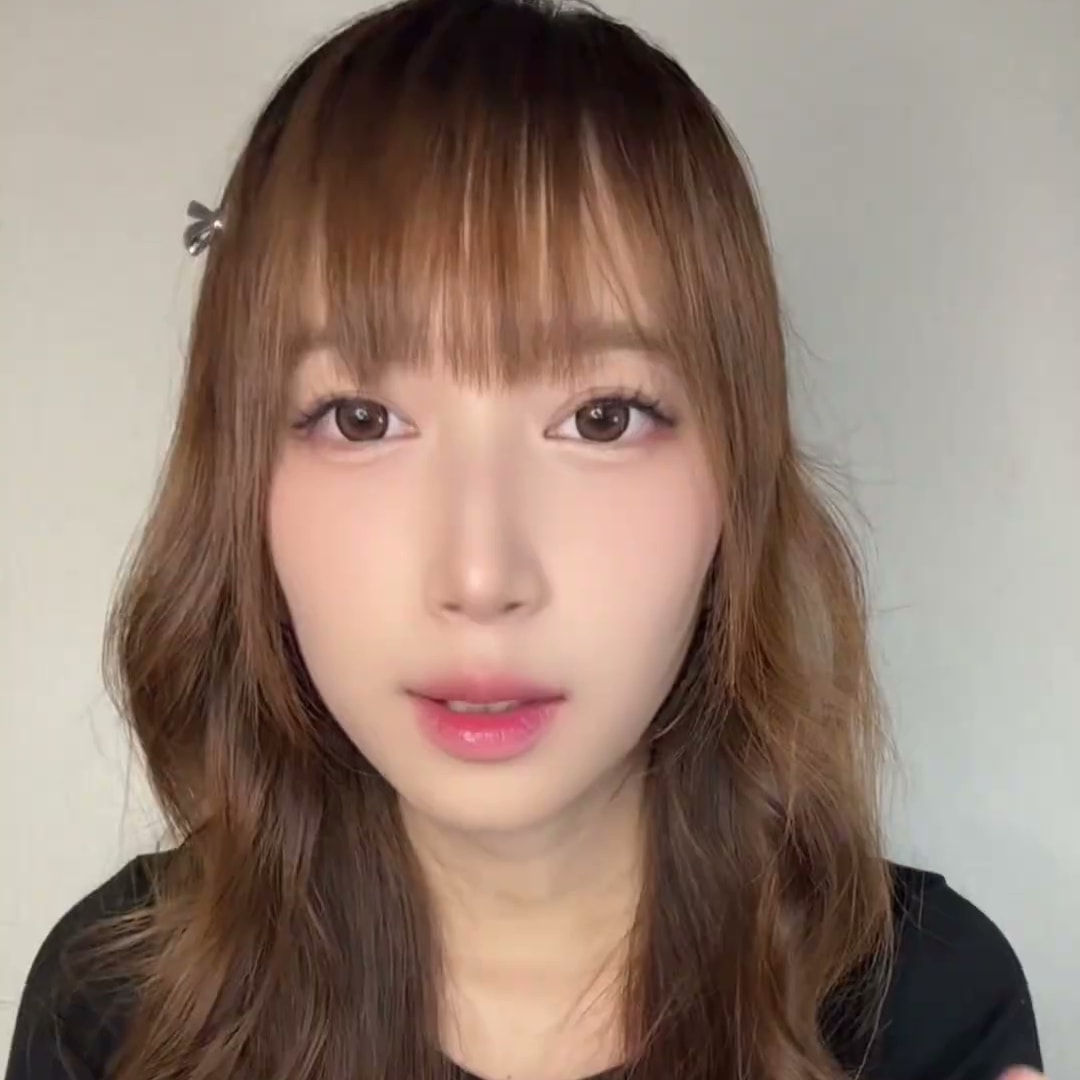 실내에서 카메라를 정면으로 보고 이야기하는 크리에이터의 콘텐츠 장면