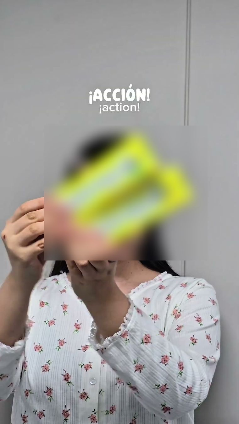 스페인어 자막과 영어 병기를 띄운 세로형 콘텐츠 화면, 제품 패키지는 흐리게 처리