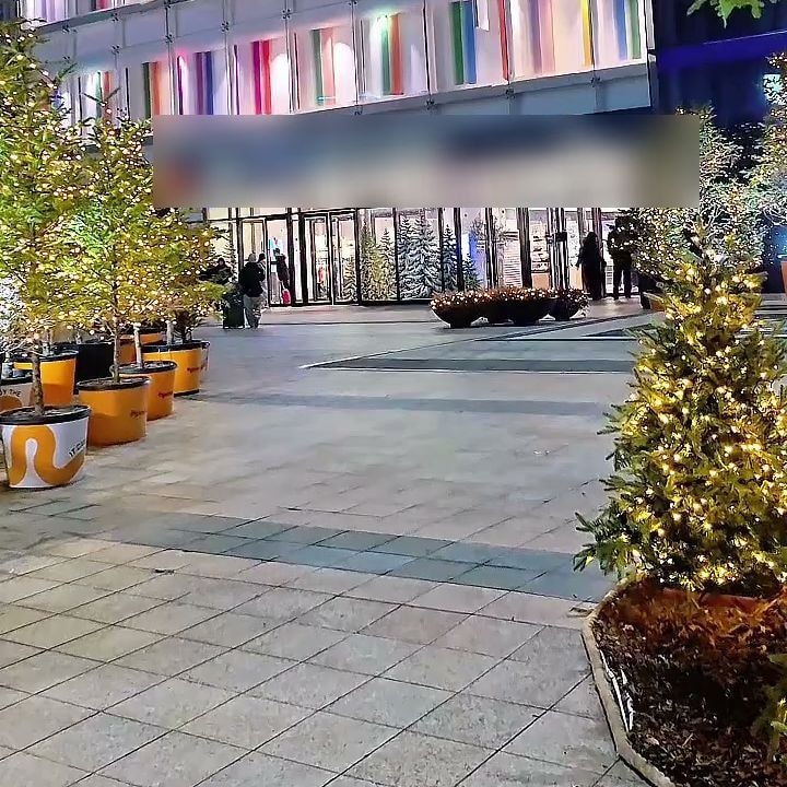저녁 조명이 켜진 아울렛 광장을 걸어 들어가며 찍은 도착 장면. 건물 간판은 흐리게 처리했다