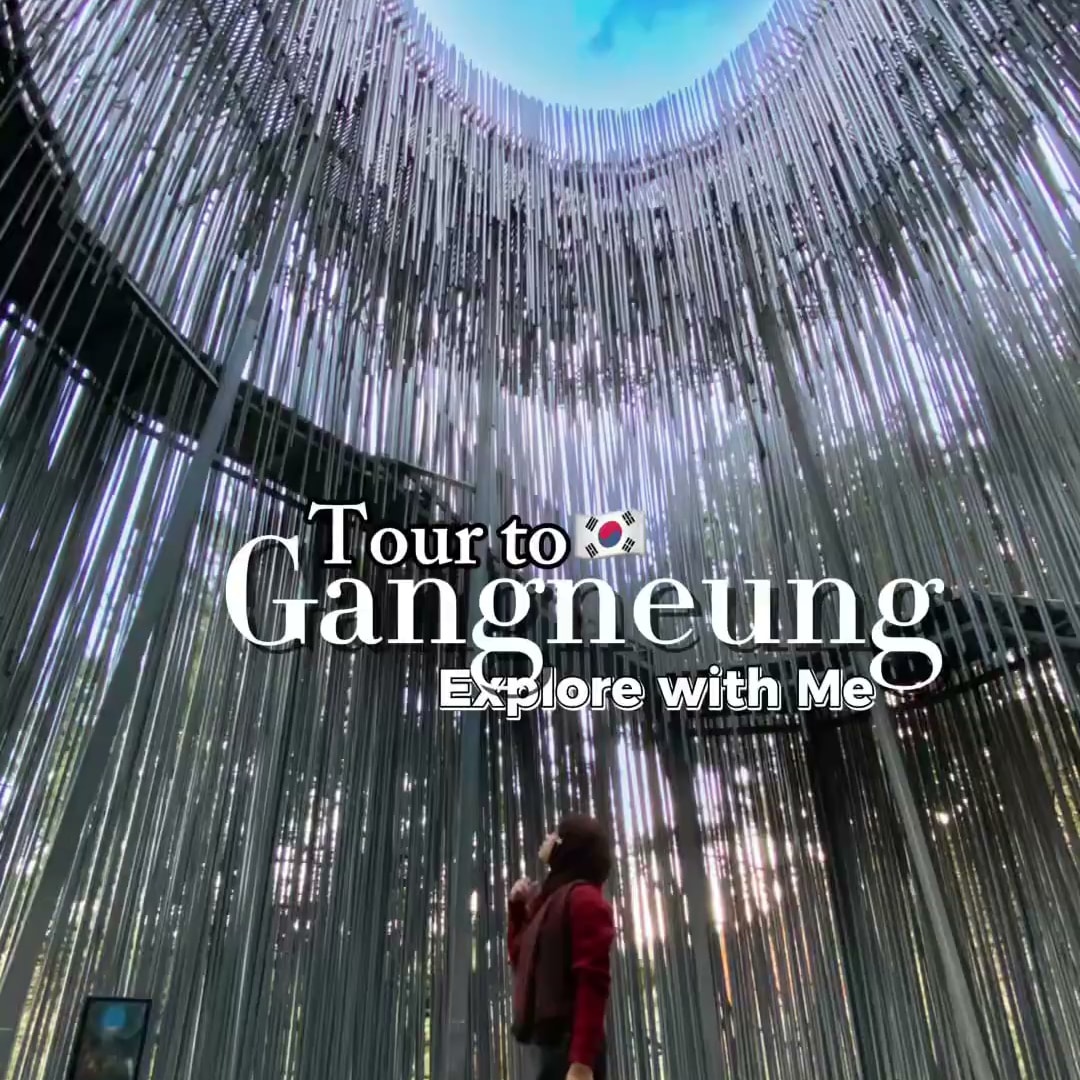 'Tour to Gangneung, Explore with Me' 영어 자막을 얹은 실내 전시 공간 촬영 장면