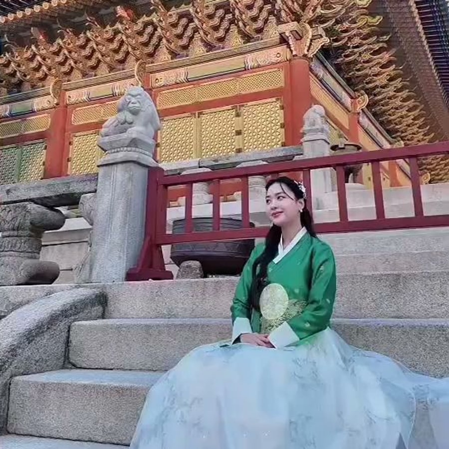 베트남어권 크리에이터가 한복을 입고 궁궐에서 촬영한 관광 코스 콘텐츠 장면