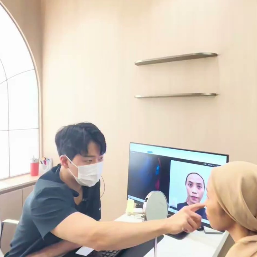 인도네시아어권 크리에이터가 R병원에서 상담을 받는 방문형 캠페인 장면