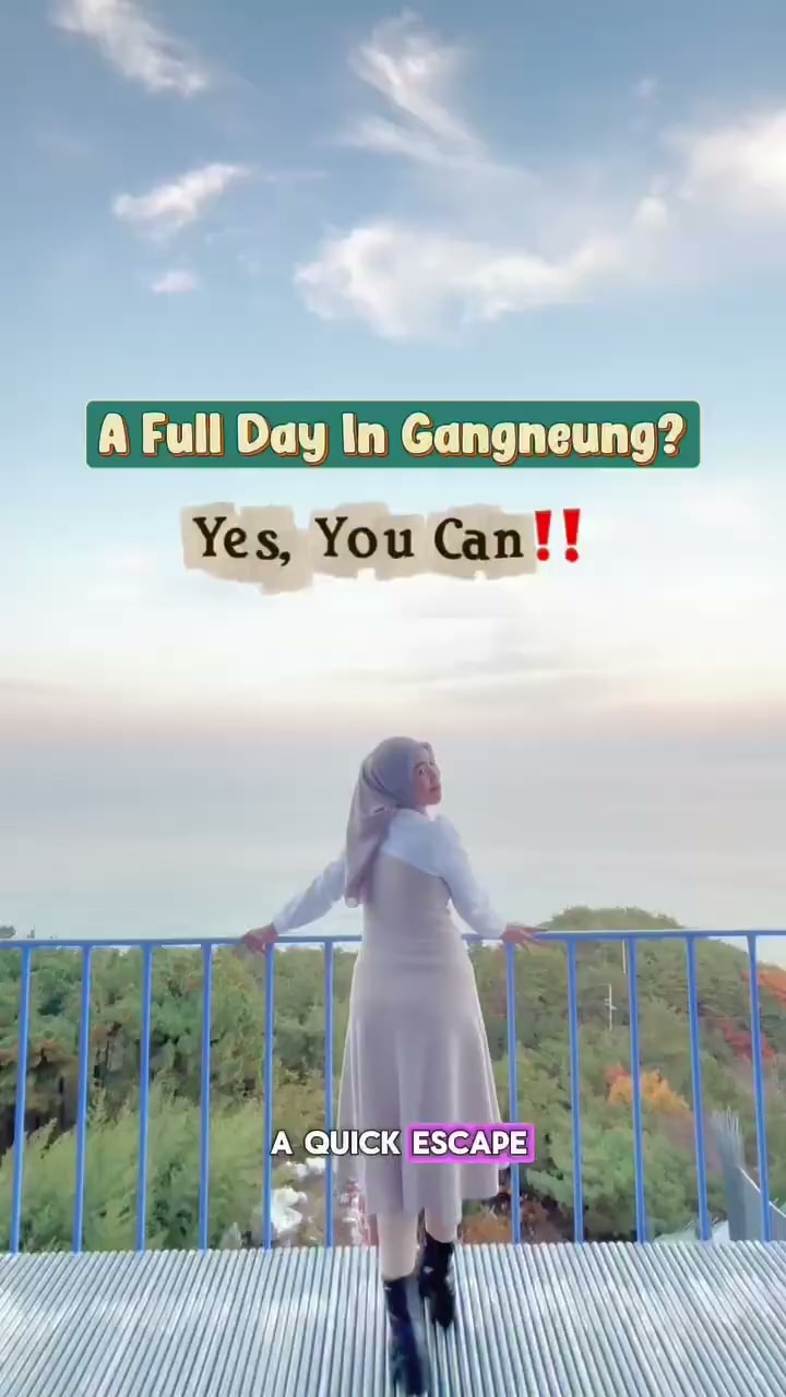 강릉 전망대 난간 앞에 서서 뒤돌아보는 인도네시아어권 크리에이터의 세로형 숏폼 컷. 영어 자막이 위쪽에 얹혀 있습니다