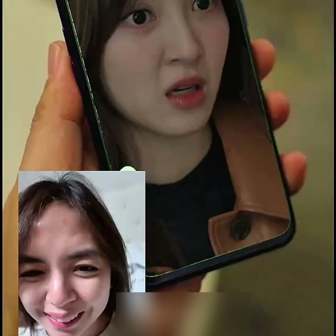 손에 든 휴대폰 화면에서 드라마가 재생되고 작은 화면으로 크리에이터의 얼굴이 함께 잡힌 장면