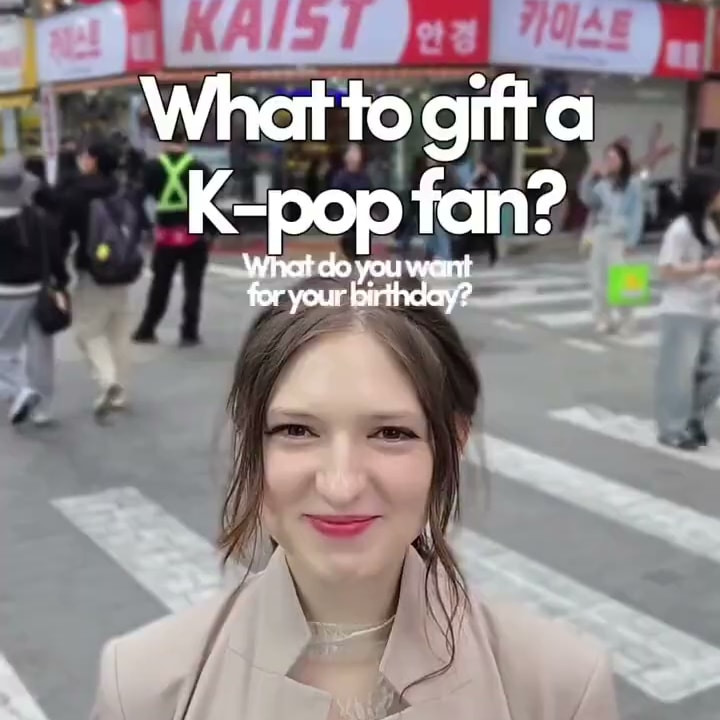 거리 한복판에서 카메라를 보며 영어 자막으로 질문을 던지는 크리에이터