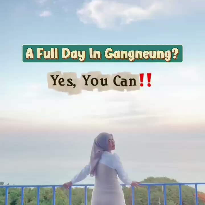전망대 난간 앞에 선 크리에이터의 뒷모습 위로 강릉에서 하루를 다 볼 수 있느냐 그렇다는 영어 자막이 떠 있는 세로형 숏폼 장면