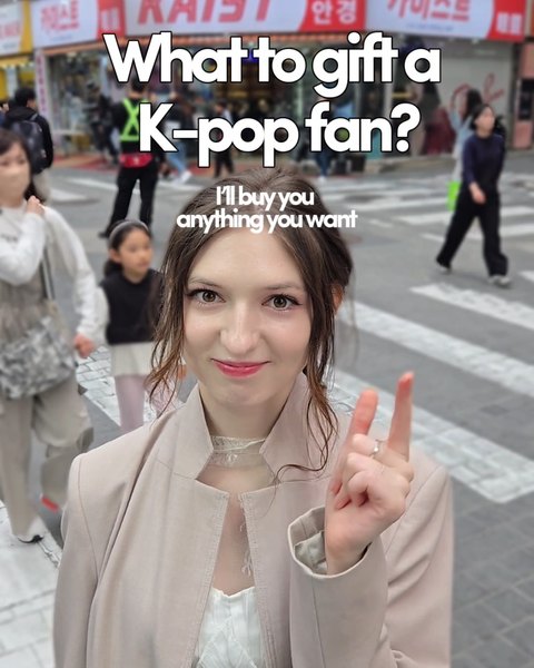 거리에서 K-POP 팬 선물을 주제로 이야기하는 크리에이터