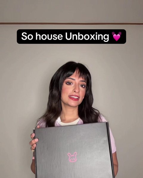 행사에서 받은 굿즈 박스를 들고 소개하는 언박싱 장면