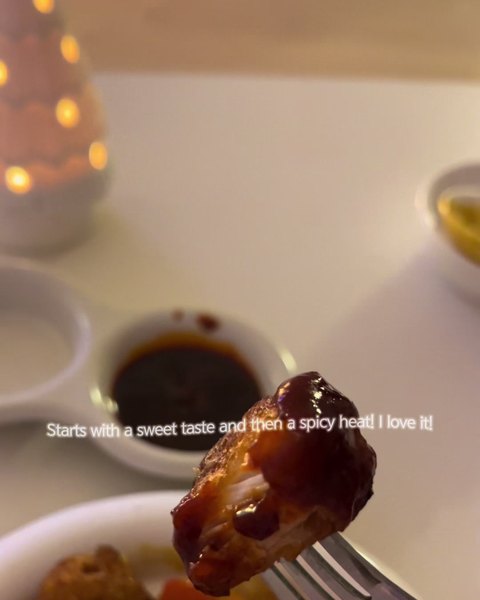 포크로 양념 요리를 집어 들며 단맛 뒤에 오는 매운맛을 설명하는 장면