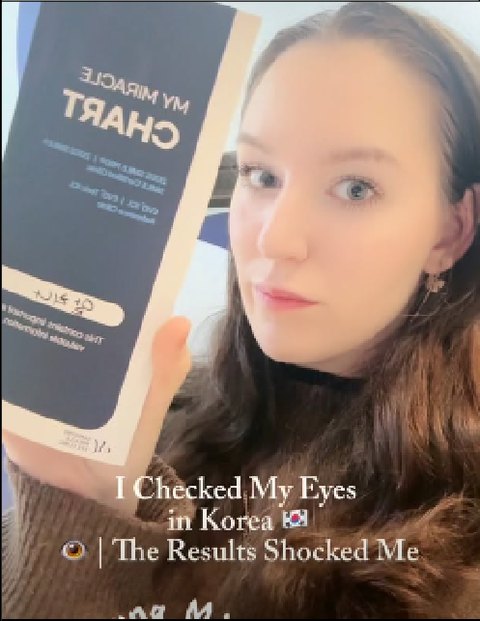 검진 결과지를 들고 카메라를 향해 소감을 말하는 크리에이터
