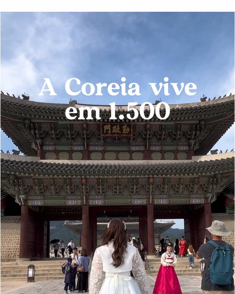 경복궁 앞에서 한복을 입고 촬영한 브이로그 장면