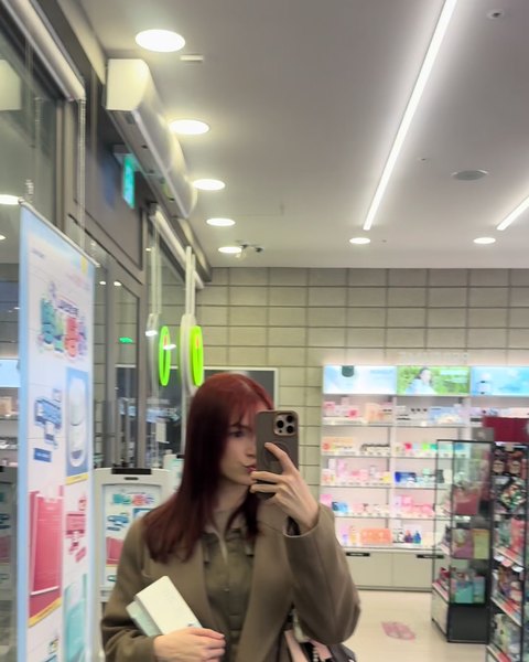 매장에서 선물을 고르며 고민을 이야기하는 장면