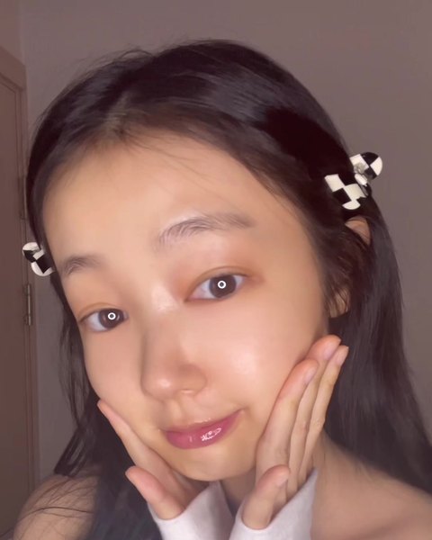 일본인 크리에이터가 추천 제품을 소개하는 콘텐츠 장면