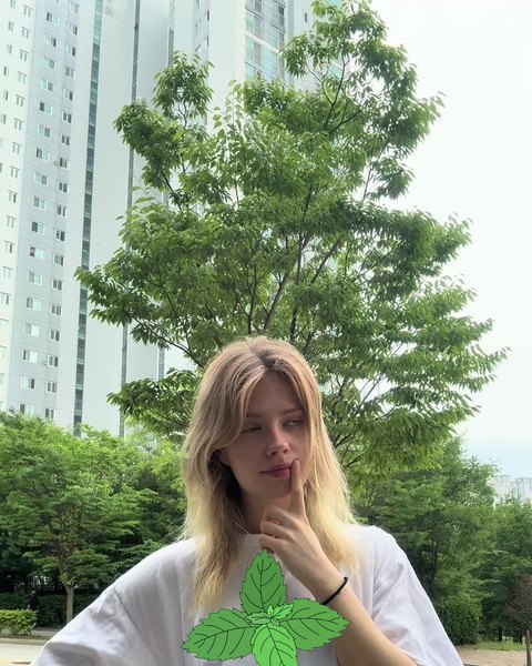 야외에서 제품 취향을 이야기하는 콘텐츠 장면