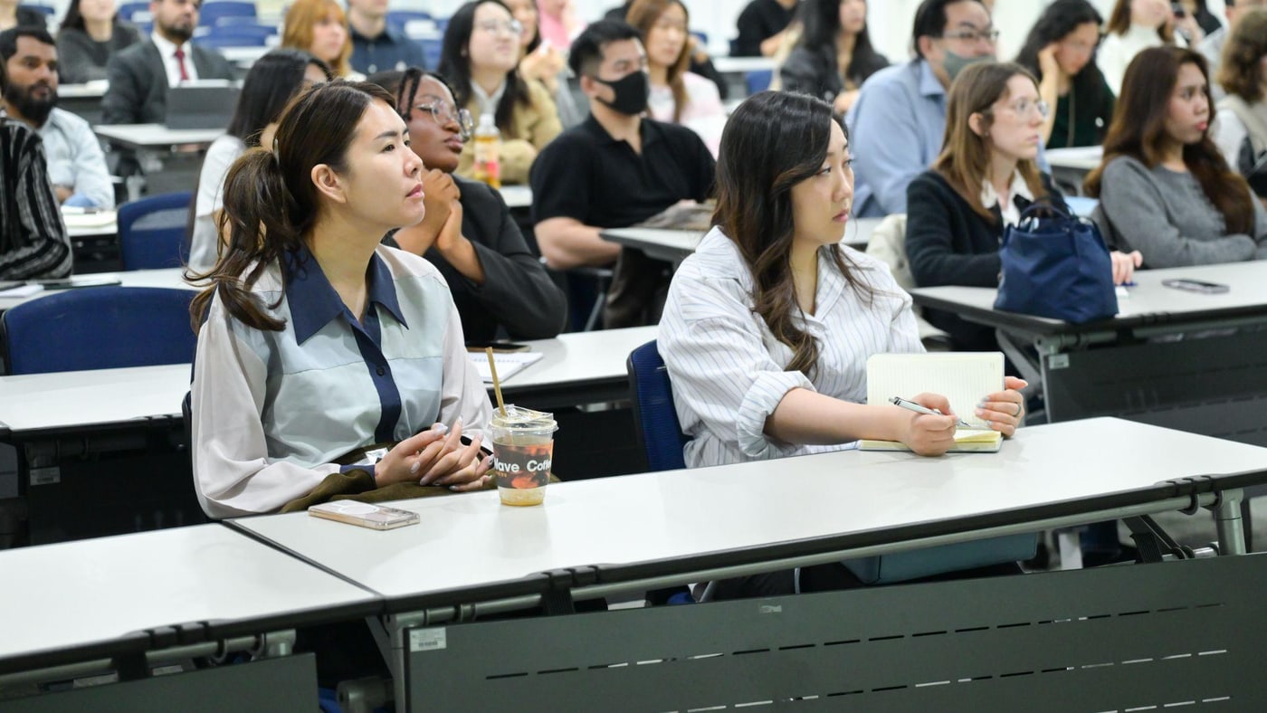 강의실을 가득 채운 다국적 참가자들이 앞을 보며 교육 세션을 듣고 있다.