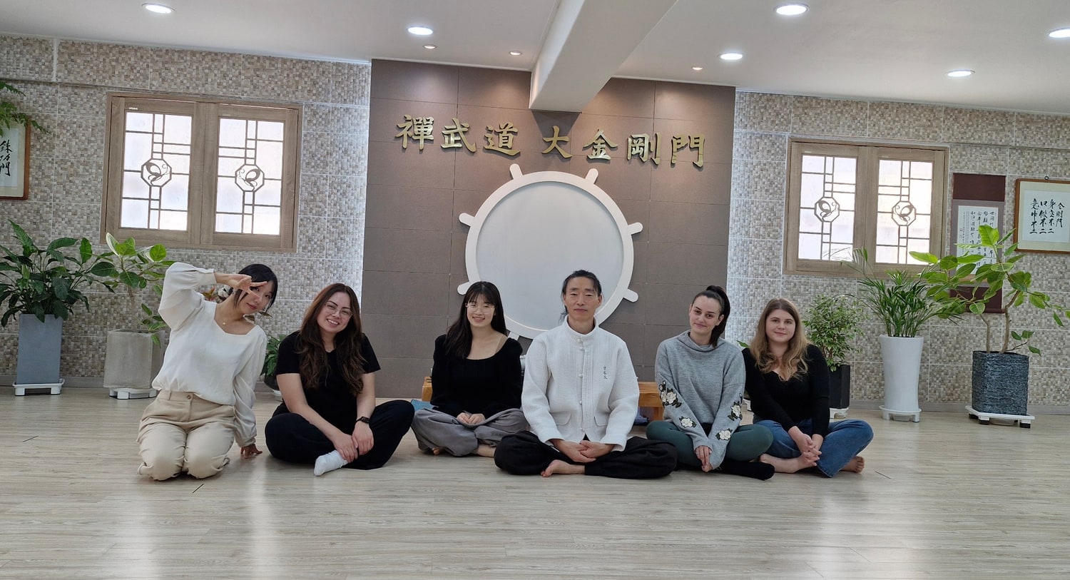Soo House 선명상 프로그램에 참여한 외국인 참가자들이 수련장 바닥에 나란히 앉아 찍은 단체 사진